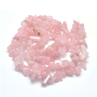 Chips/nuggets glasperler på streng i rosa quartz 